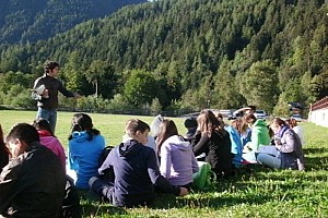 Lezione di Italiano nel prato