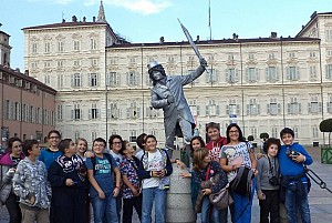 Davanti a Palazzo Reale... in compagnia di una statua vivente