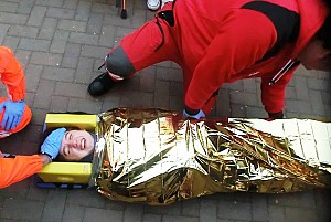 Un allievo simula di cadere dalle scale: ecco come verrebbe soccorso
