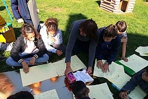 Lezione di arte sul prato
