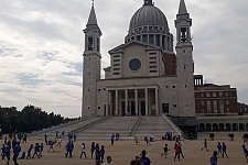 Che bello correre nell'immenso spiazzo davanti alla Basilica!