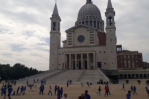 Che bello correre nell'immenso spiazzo davanti alla Basilica!