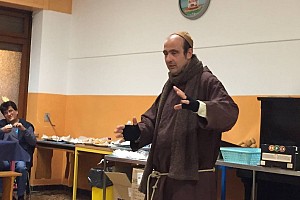 ...nel suo famoso personaggio (Zelig): il Frate di Montecucco!