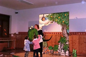 Nerina, aiutata dai bimbi, cerca di ripiantare l'albero