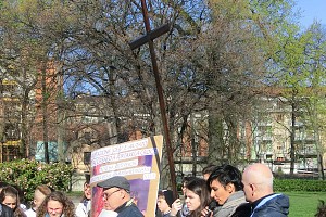 Simone, il Cireneo, porta la croce