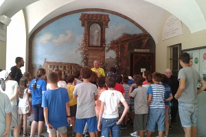 Don Valerio ci indica il luogo in cui don Bosco ha iniziato con i suoi ragazzi