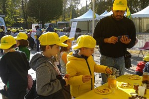 ...ci fa assaggiare il miele!