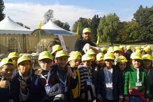 Una foto ricordo con l'agnellino prima di fare ritorno a scuola.