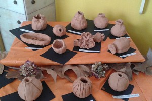 Sculture in creta ispirate a semi e frutti