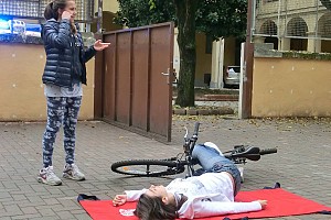 Simulazione di caduta dalla bici Simulazione di caduta dalla bici