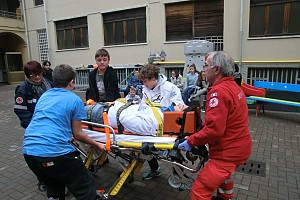 L'infortunato è pronto per salire in ambulanza L'infortunato è pronto per salire in ambulanza