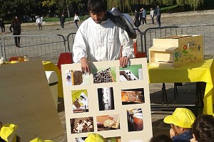 L'apicoltore Emiliano ci spiega il suo lavoro e poi... L'apicoltore Emiliano ci spiega il suo lavoro e poi...
