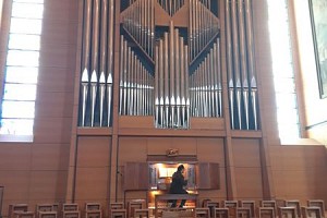 Il maestro Paolo suona per noi l'organo della Basilica